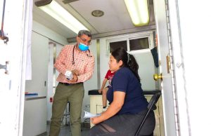 Acercan servicios de salud con unidades médicas móviles