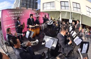 Bailan con la banda municipal