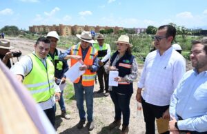 Supervisan construcción de puente peatonal
