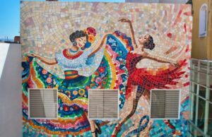 Develan mural en el exterior del teatro de la ciudad en Irapuato