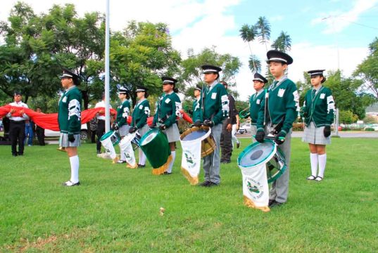 Arranca mes de octubre con acto cívico en Irapuato Ceremonia de izamiento de bandera durante el acto cívico en Irapuato con autoridades municipales y estudiantes